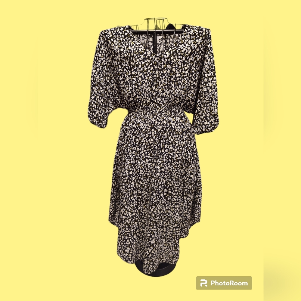 NWOT tiny DAISY print dress. Size 12/14 by time & true Balloon sleeves, asymmet